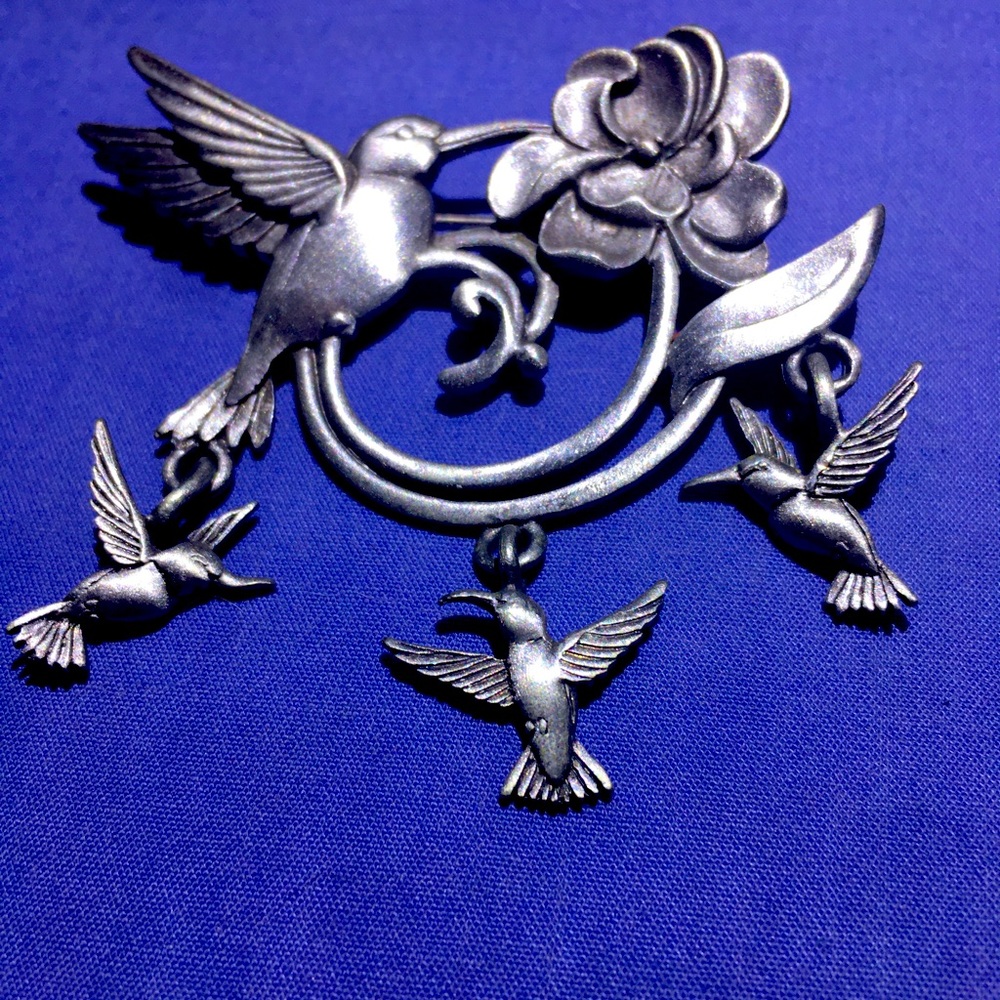 Pewter Silver Hummingbird Brooch Pin baby bird charms. Made by Spoontiques/025
